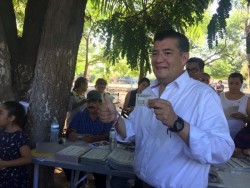 Al emitir su voto, Álvaro Ruelas dijo confiar en las autoridades electorales