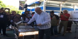 Guerra Liera realizó su derecho al voto