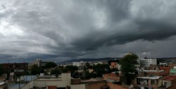Onda tropical 11 y "Fabio" provocarán tormentas en el país