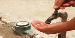 Venezolanos protestan en Caracas por falta de agua y transporte público
