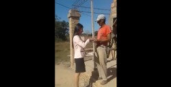 Hija de albañil le obsequia su título universitario y le da las gracias