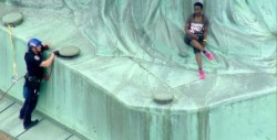 Desalojan recinto de Estatua de la Libertad por mujer que llegó al pedestal