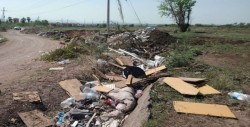 Se aprecia con mucha basura camino vecinal a Cedros