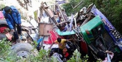 Al menos 20 muertos al caer un camión por un precipicio en Nepal