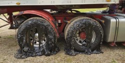 Carretera se derrite y destruye las llantas de 50 vehículos