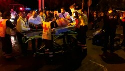 Asaltan a una mujer y grupo armado los “balacea”