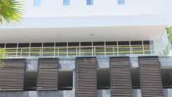 Colapsa vidrio de barandal en conocido hotel