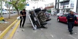 Chocan tres automóviles por la Avenida de la Marina