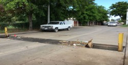 Aún sin colocar rejilla en una alcantarilla por calle Internacional