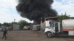Fuerte incendio en bodega de productos químicos en el Piggy Back, Culiacán