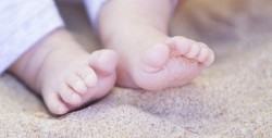 Salvan a bebé después de ser enterrado vivo