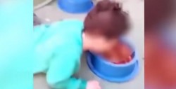Mujer hace comer alimento de perro a su bebé de 2 años
