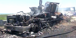 Se incendia en su totalidad tráiler que transportaba maíz