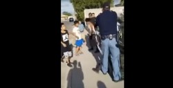 Policía estadounidense apunta con pistola a niños