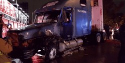Detienen a chofer de tráiler que embistió autos y patrullas