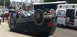 Aparatosa volcadura en concurrida avenida