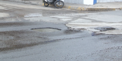 Fuga de agua sobre Avenida Insurgentes tiene ya más de dos meses