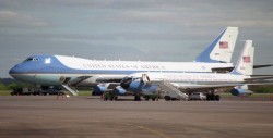 Trump dice que los nuevos Air Force One serán pintados de rojo, blanco y azul