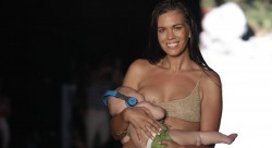Modelo amamanta a su bebé durante la pasarela de Sports Ilustrated