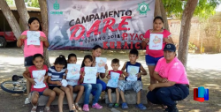 En campamento, pide niña atención