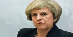 May no ceja en su empeño de defender su plan para el "brexit"