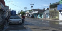 Vecinos de la Montuosa denuncian fuga de agua que expide malos olores