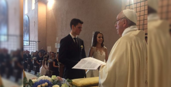 El Papa Francisco llega de sorpresa a una boda y oficia la misa
