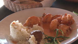 Turistas degustan la comida Sinaloense