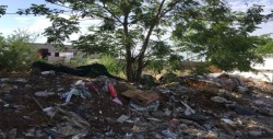 Lote baldío en plena esquina es un basurón
