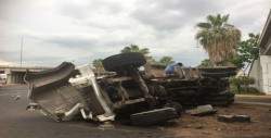 Se vuelca camión que transportaba cemento