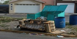 Hasta sillones viejos por Blvd. Virreyes en Cañadas