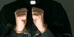 Detienen a sacerdote por mantener cautiva y violar a mujer por 10 años