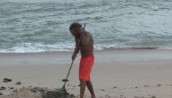 Estadounidense limpia la playa