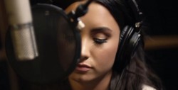 Demi Lovato despierta tras aparente "sobredosis"