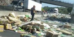 En Veracruz vuelca tráiler cargado de libros; no hubo rapiña