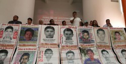 Padres de Ayotzinapa acusan a Peña Nieto y ponen esperanza en López Obrador