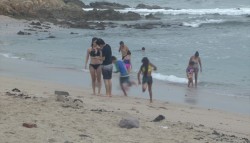 Continúa oleaje alto, piden salvavidas precaución