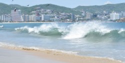 Suman 5 muertos por mar de fondo en Acapulco, Guerrero