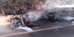 Se vuelca e incendia tráiler por la México 15