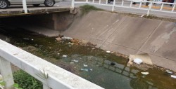 Con agua estancada arroyo en Blvd. Diamante
