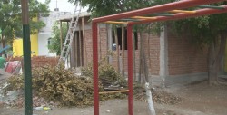Denuncian invasión de particular en área verde de Humaya