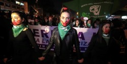 Apuñalan a tres mujeres durante marcha pro aborto en Chile