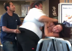Una empleada se peleó con una cliente y así fueron los trancazos