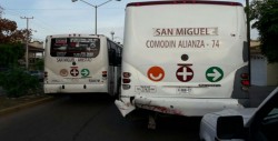 Choque entre camiones urbanos en la Guadalupe Victoria
