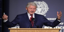 Grupo de prostitutas irrumpe durante el discurso de Clinton en Ámsterdam