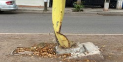 Poste a punto de caerse