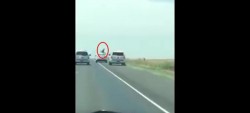 #Video Preso intenta fugarse y se trepa al techo de una patrulla en marcha
