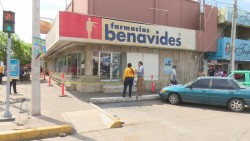 Delimita PC una farmacia por marquesinas a punto de caer