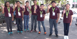 Ganadores de Olimpiada de Conocimiento Estatal piden foto con Ordaz Coppel