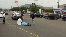 Urbano atropella a motociclista y muere